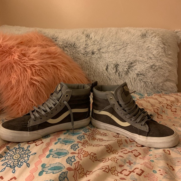 Sk8 Vans in Rabbit/Frost Gray (Sherpa Interior) - Picture 5 of 6